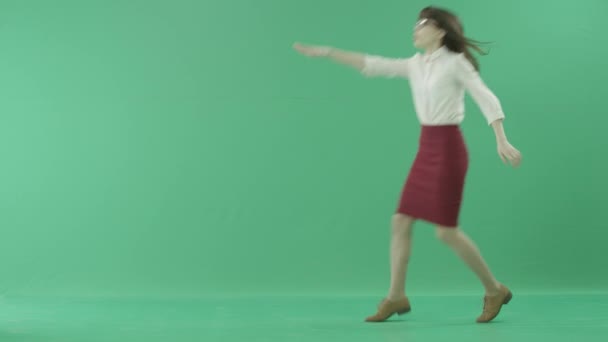 Жінка-студент біжить намагаючись наздогнати когось — стокове відео