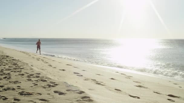 Treinamento em uma praia na manhã ensolarada — Vídeo de Stock
