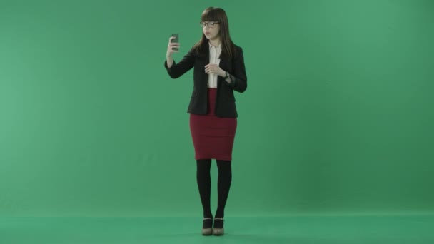 Mooie Kaukasische girs neemt selfies — Stockvideo