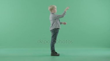 Hayali bir ekran üzerinde standları yana doğru çalışıyor evlat