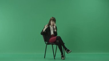 Genç iş kadını duygusal bir cep telefonu konuşma