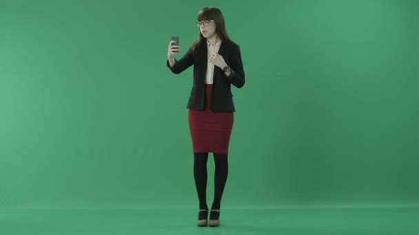Sonriente chica toma selfies — Vídeo de stock
