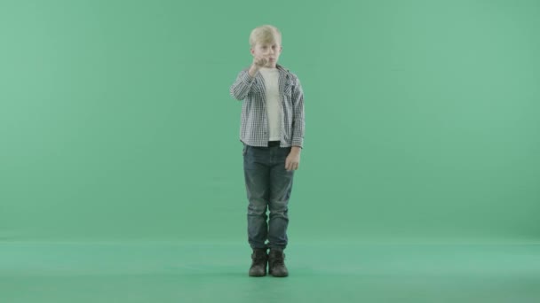 Hayali bir perde ile çalışan bir genç çocuk — Stok video