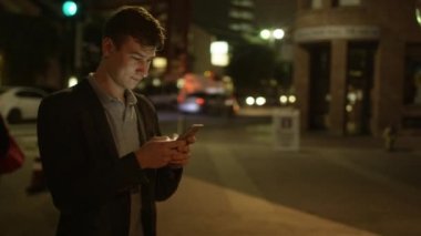 Genç çekici adam mesaj bir sokakta atıyor