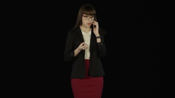 Jeune femme habillée dans le style d'affaires parle au téléphone sérieusement — Video