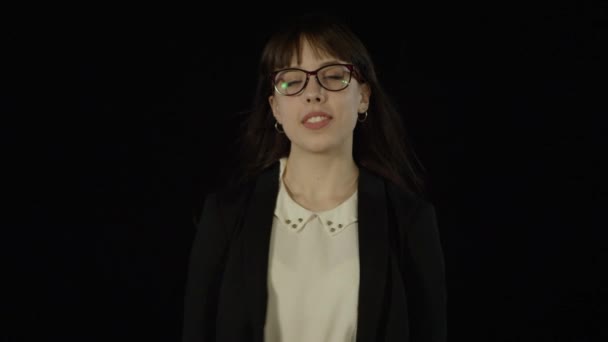 Portrait d'une belle fille dans des lunettes avec des cheveux soufflant dans le vent — Video