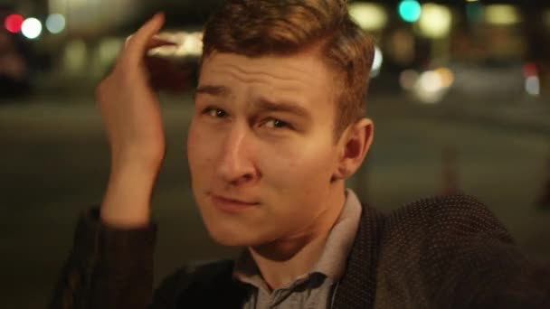 Mann zeigt wenige Posen und Mimik auf der Straße — Stockvideo