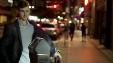 Genç sürücü bir sokakta park için bir ödeme yapıyor