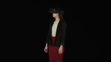 Siyah bir ekranda vr gözlük gülümsemek güzel kız