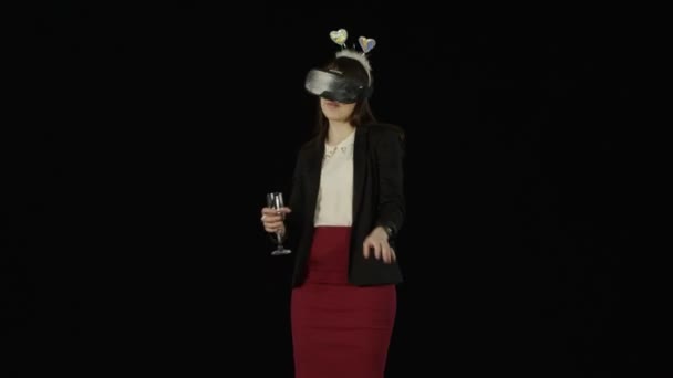 Bonita chica baila usando gafas vr y sosteniendo un vaso en las manos — Vídeos de Stock