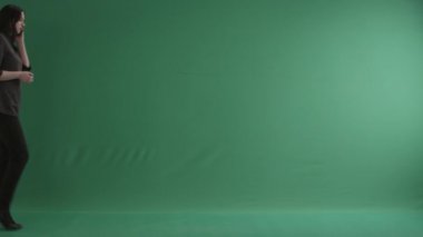 Genç kadın konuşan geri döner