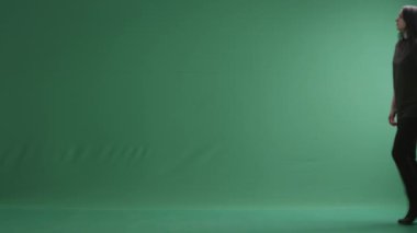 Güzel esmer bir bavulla yürüyüş