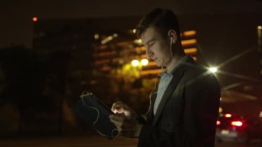 Genç adam alll─▒n birisi onun tablet bilgisayarı kullanmak ve bir taksi yakalamak konuşuyor