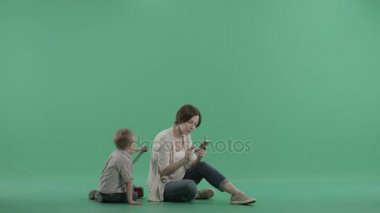 Küçük bir çocuk iken shes tamamen sosyal medyada dalmış anneler dikkatini çekmek çalışır
