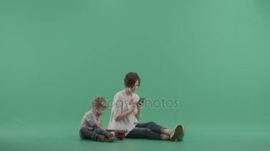 Onun dikkatini çekmek küçük çocuk annesi yanında oturan çalışır ama o yanıt vermiyor