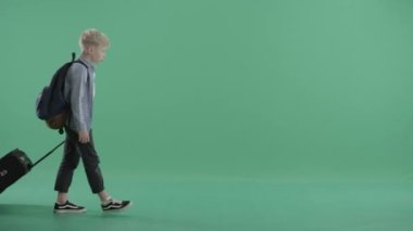 Bavulunu yeşil arka plan üzerinde beyaz delikanlı jant