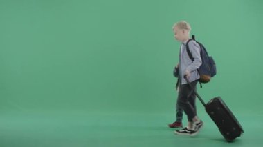 Bir bavul wheeling iki genç kardeş