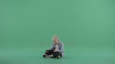 Küçük çocuk büyük kardeşi uzakta tabletin almaya çalışıyor