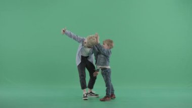 Selfies birlikte alarak iki genç kardeş