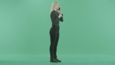 bir kadın cep telefonuyla konuşuyor