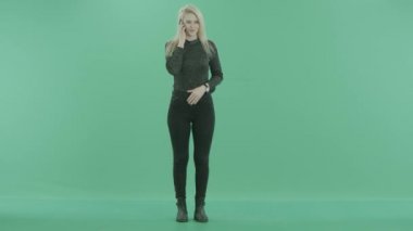 Bir kız telefonda konuşuyor.