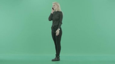 bir kız telefonda konuşurken ve gülümseyen