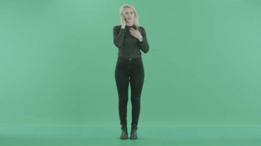 Genç sarışın bir kadın cep telefonundan kavgalar