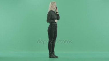 genç bir kız şeyler telefonda gidiyor