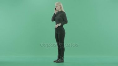 genç bir kadın telefonda tartışıyor