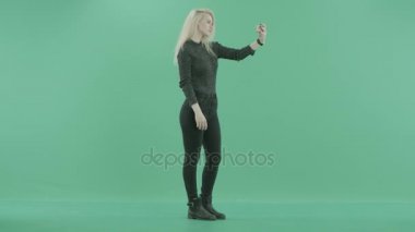 genç bir kız selfies telefon ile yapar