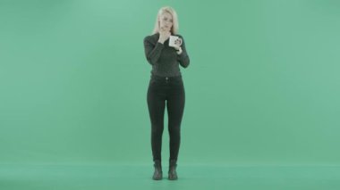 bir kupa ile düşünme genç bir kadın duruyor