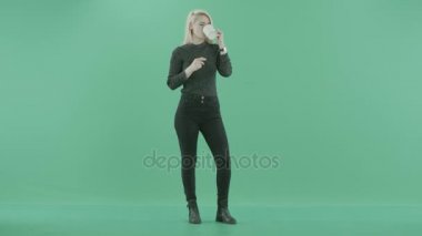 sarışın bir kadın kupa düşünme gelen içecekler