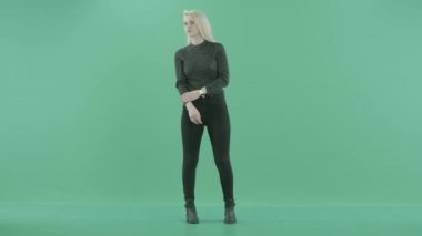 birini bekliyor sarışın kız