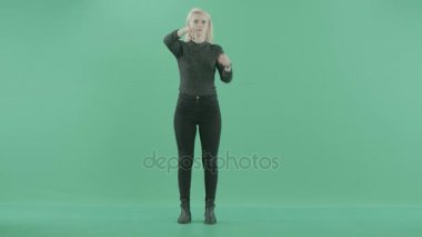 sarışın bir kadının önünde bir projeksiyon