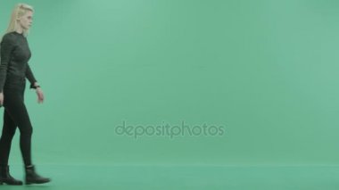 Bagaj onun elinde bir kızla etrafına bakıyor