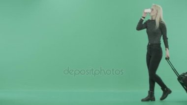 sarışın kız kahve içme ve bir bavulla yürüyüş