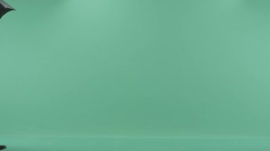 bir kadın yağmur altında yürüyor