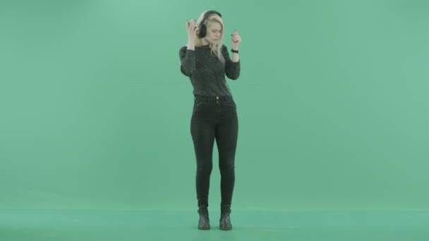 Una buena mujer escucha música y baila — Vídeo de stock