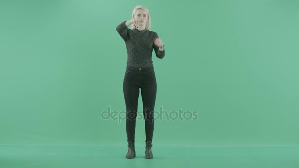 En blond kvinna framför en projektion — Stockvideo