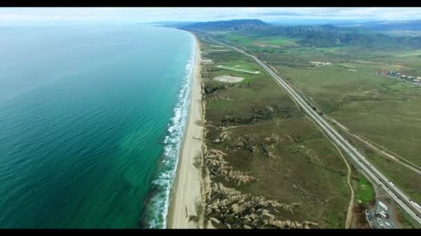 美丽的海边和高速公路的鸟瞰图 — 图库视频影像