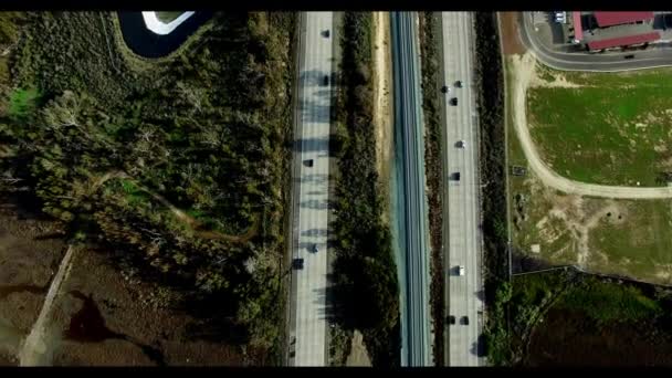 Luchtfoto schieten van de autostrada die naar de stad leidt — Stockvideo