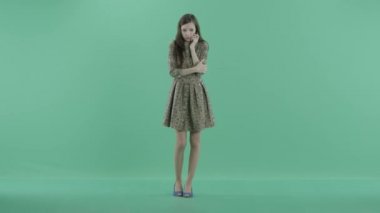 bir kadını telefonla arıyor