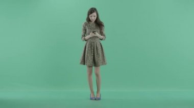 çekici bir kız telefonda mesaj atıyor