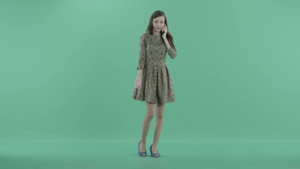 Lány beszél a telefonon — Stock videók