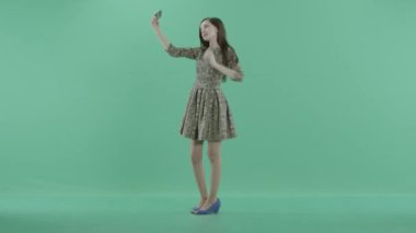 genç bir kız gülümsüyor ve selfies yapar