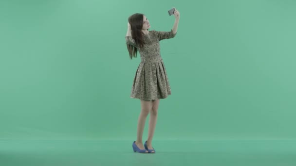 Eine nette Frau macht Selfies — Stockvideo