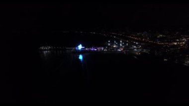 Helikopter dönme uzakta iskelede ateş ediyor