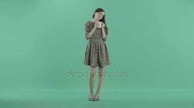 bir kadın derin düşünme çay içer