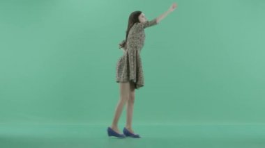 elbiseli bir kız dijital ekran önünde duruyor