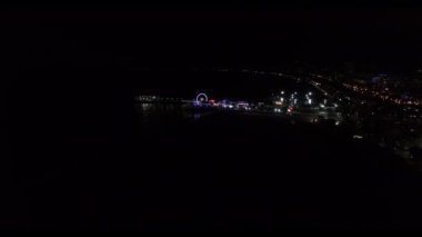 Drone Malibu dönme uzakta Santa Monica pier uçuyor